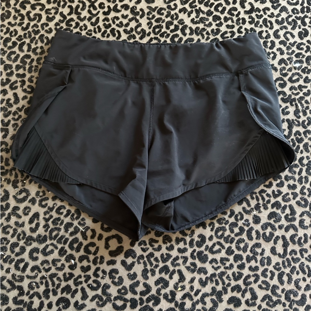 GUC Lululemon Pleat to Street Shorts - Size 6
